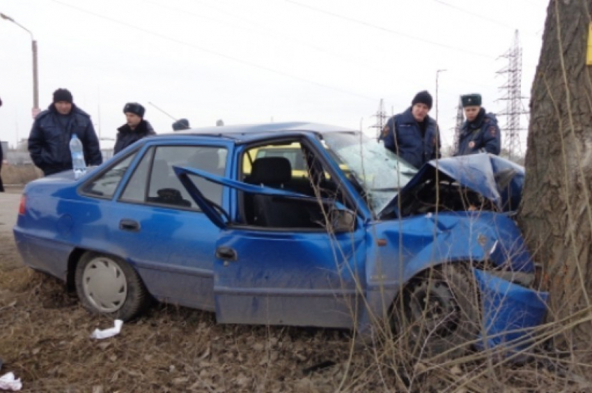 В Воронеже иномарка «Дэу Нексия» протаранила дерево