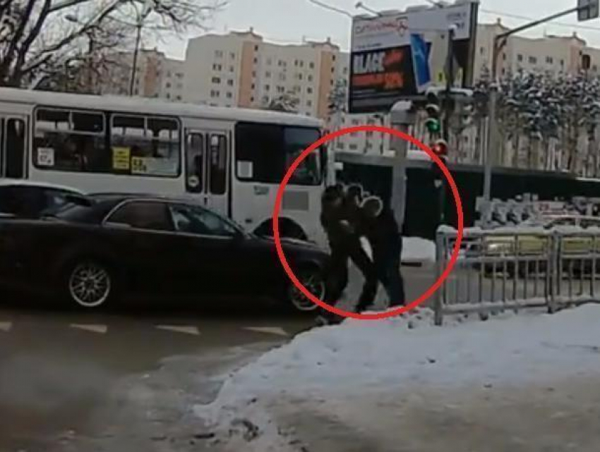 Безжалостный мордобой водителей попал на видео в Воронеже