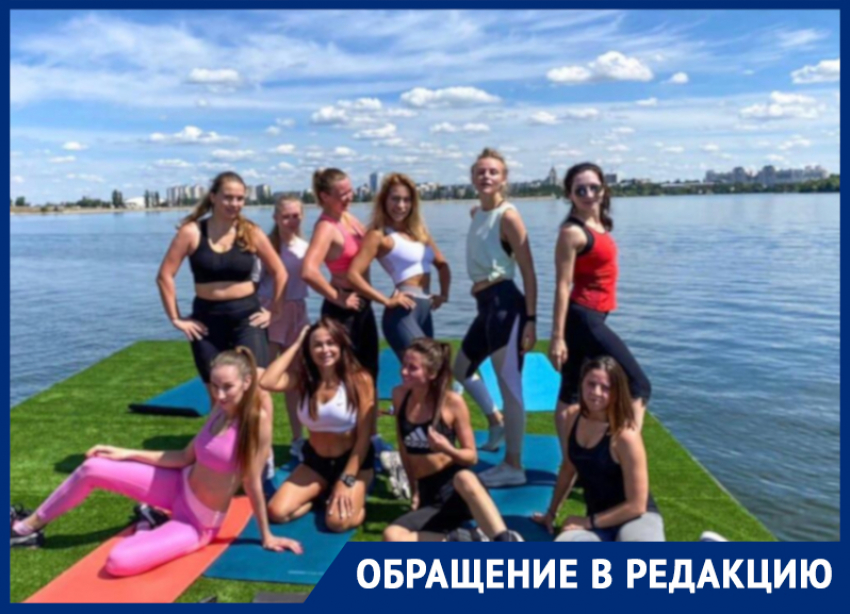 Спортивные девушки устроили экзотическую тренировку на воде в Воронеже