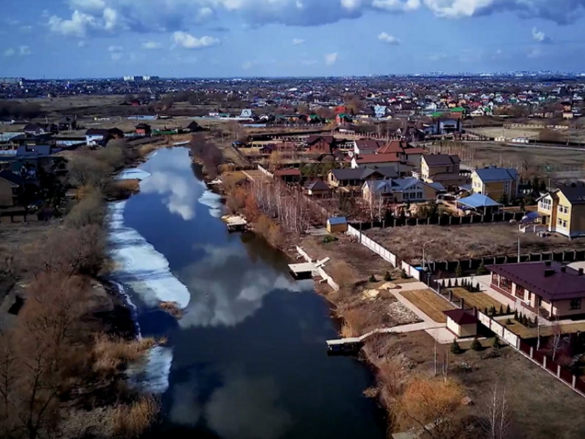 Долина нищих: элитные особняки захватили берег реки под Воронежем