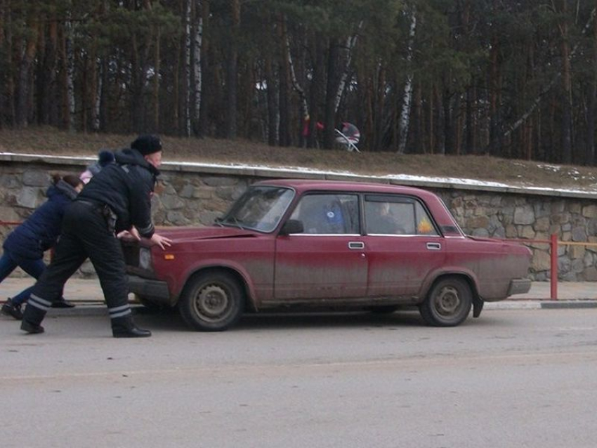 На оживленной дороге Воронежа у автомобиля отказали тормоза
