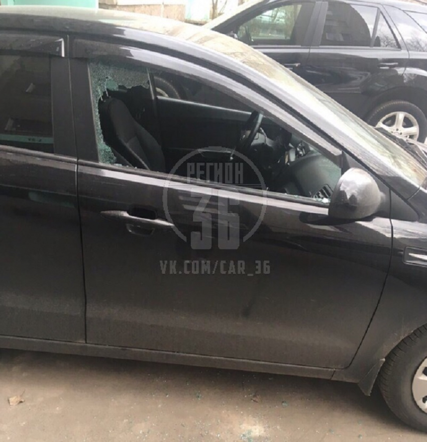 Очередной автомобиль подвергся нападению грабителей в Воронеже