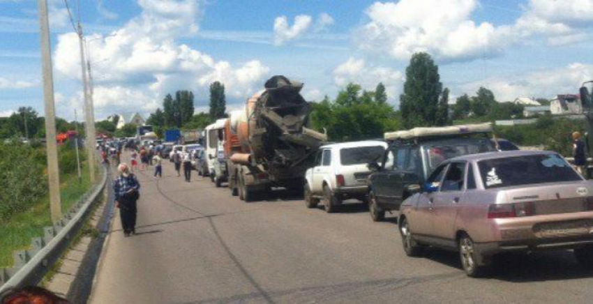 Автомобилисты пожаловались на ужасную пробку на выезде из Воронежа