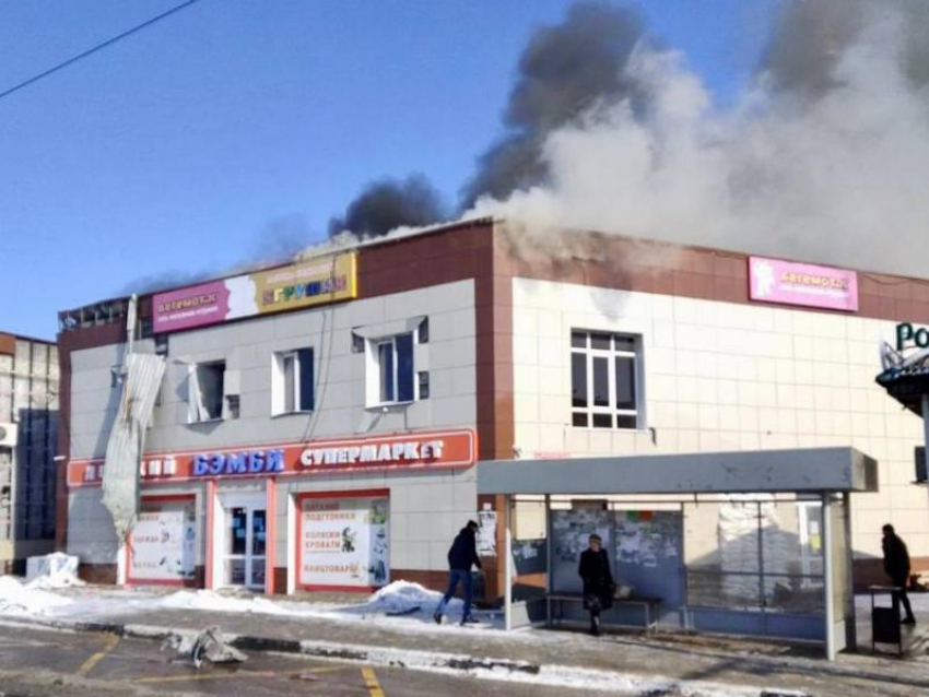 Торговый центр в огне после обстрела Украиной Белгородской области 