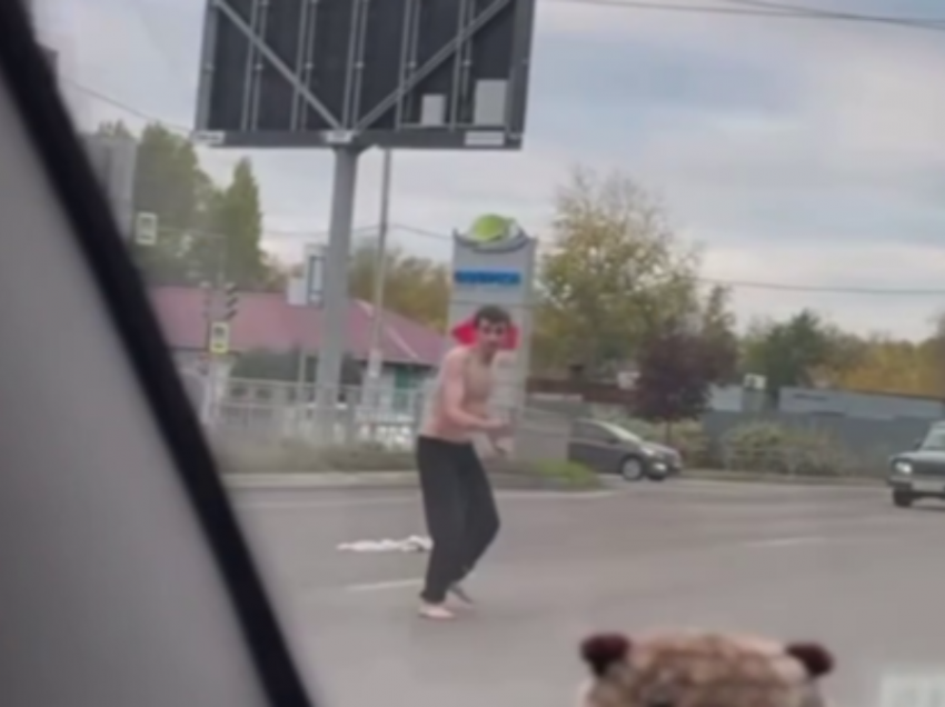 Голый по пояс посреди дороги: в Воронеже мужчина чудом не попал под колеса