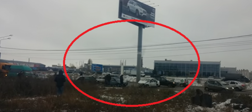 В Сети появилось видео массовой аварии с 3 авто на Остужева