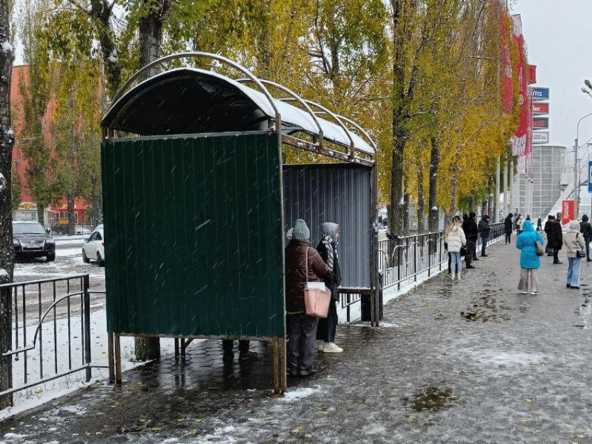 Внешний вид остановки возле воронежского ТЦ сравнили с помойкой