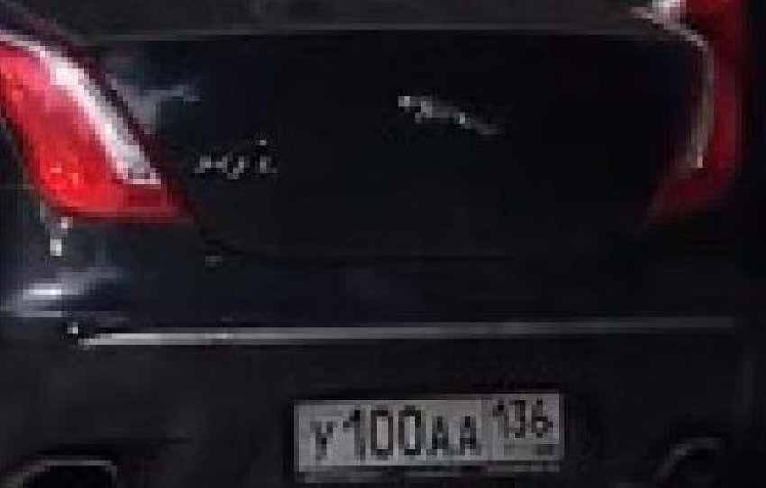 Роскошный «Ягуар» с «блатными» номерами, гоняющий по встречке в центре Воронежа, попал на видео