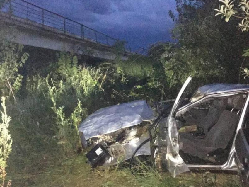 17-летний водитель на Lada слетел с моста в Воронежской области