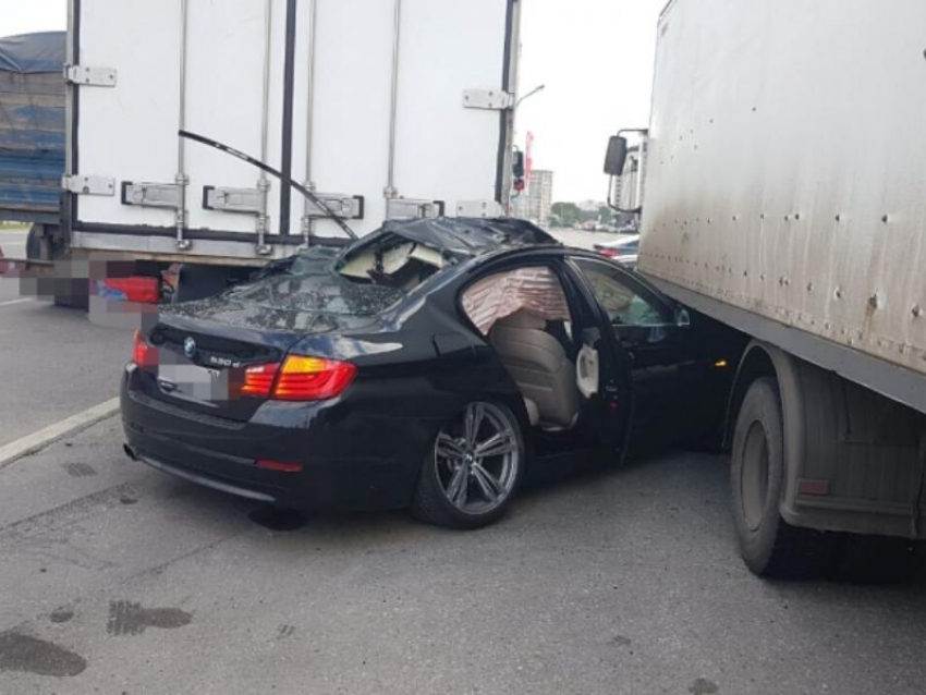 BMW самоуничтожилась о две припаркованные фуры в Воронеже