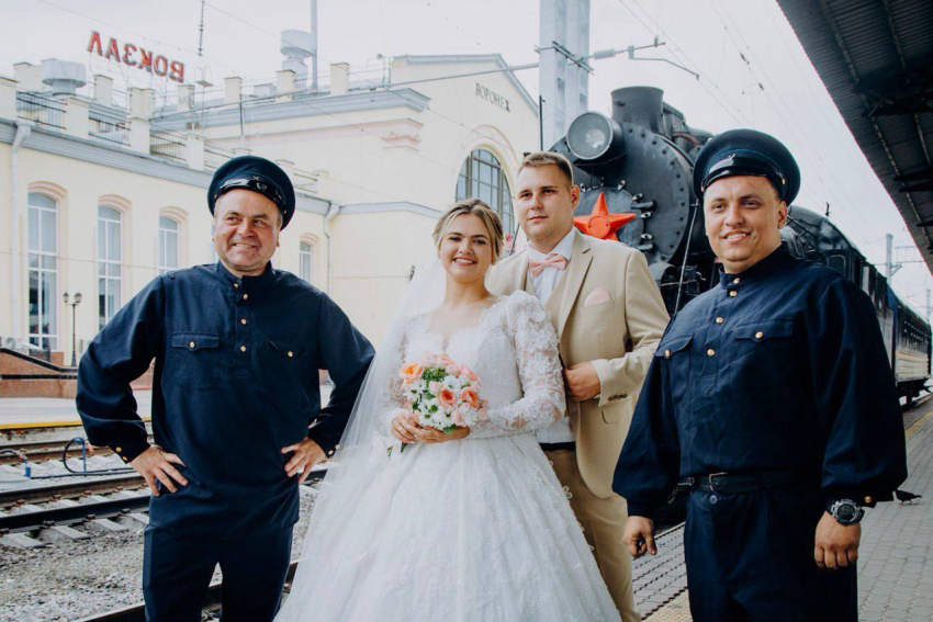 Свадьба под ритм ж/д путешествия: пара сыграла торжество на воронежском вокзале