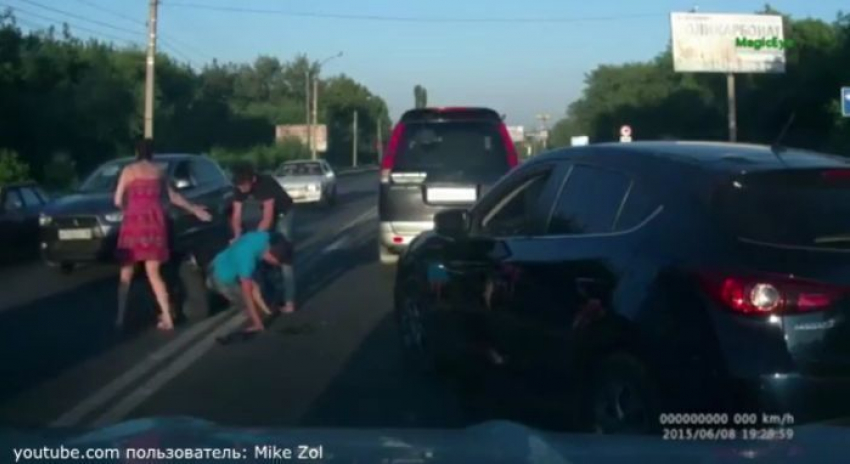 В Воронеже беременная женщина разнимала дерущихся автомобилистов на Остужева