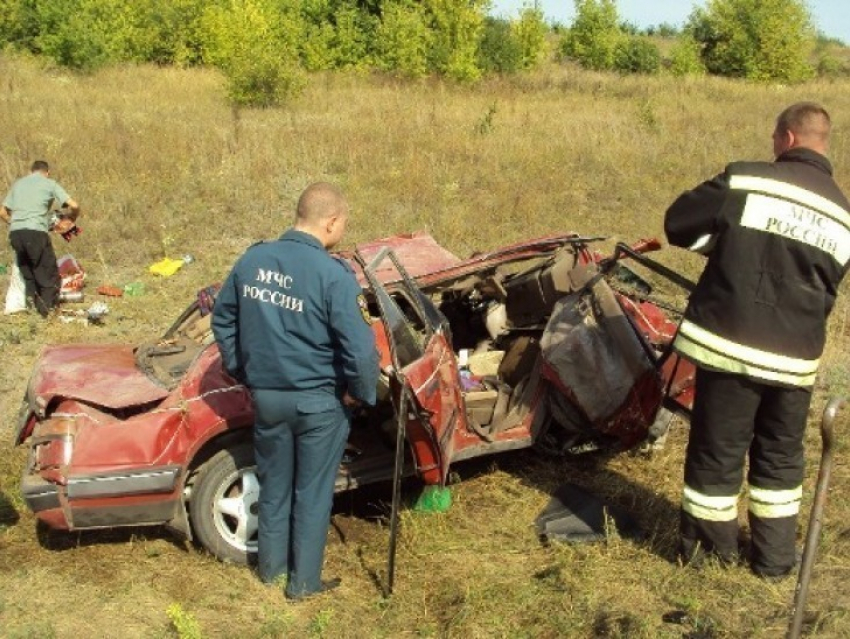 В Россошанском районе на дороге опрокинулся автомобиль «Мазда 626»
