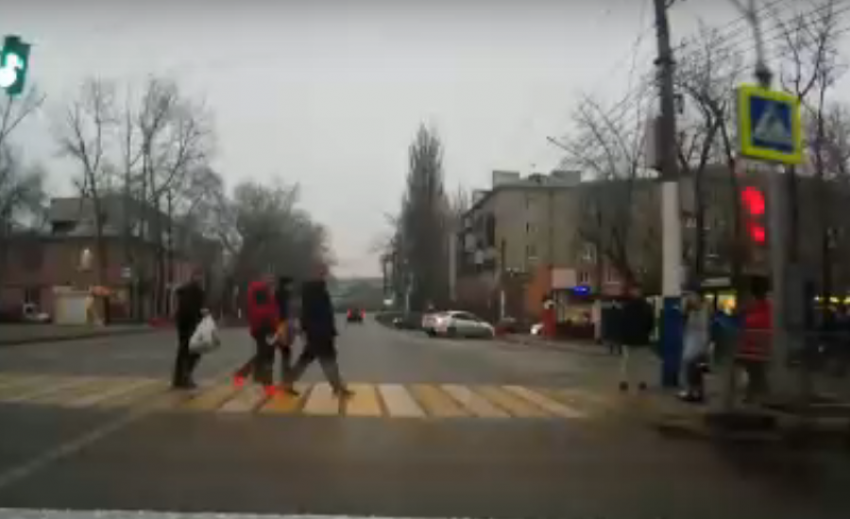Массовый саботаж ПДД сняли на переходе в Воронеже 