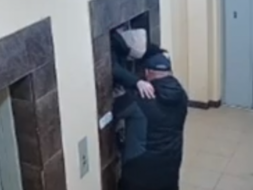 "Случись трагедия, кто сядет в тюрьму?» – жители многоэтажного дома в Воронеже вынуждено стали каскадерами