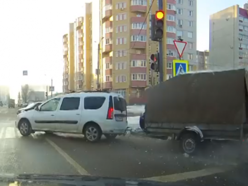 Скользкая дорога сыграла с водителем злую шутку в Воронеже 