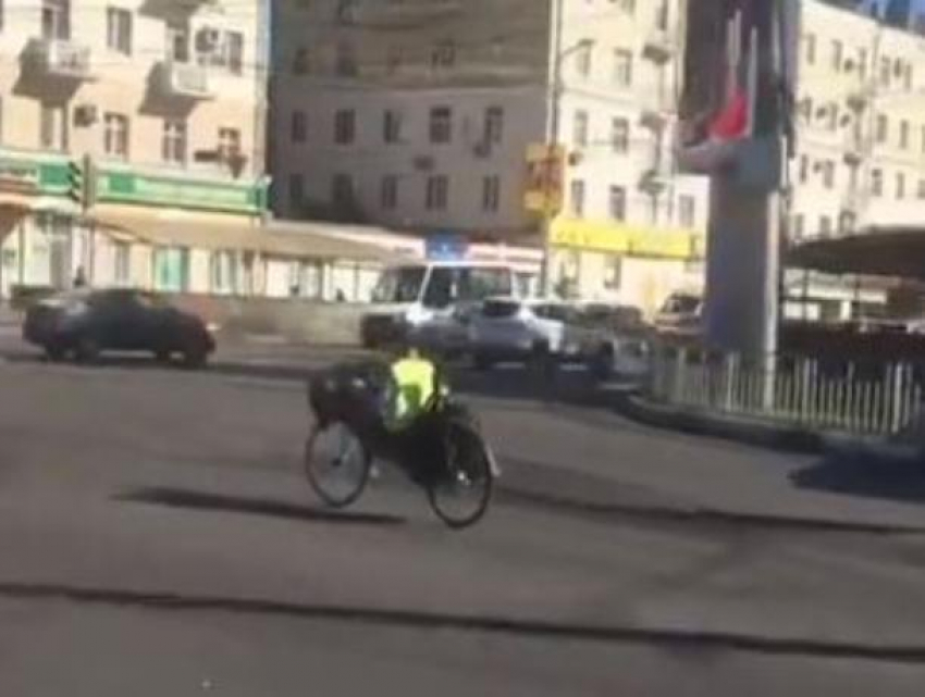 Воронежец на «лежебайке» попал на видео в центре города