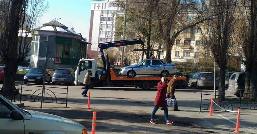Эвакуатор, забирающий полицейское авто из центра в Воронежа, вновь произвел фурор в Сети