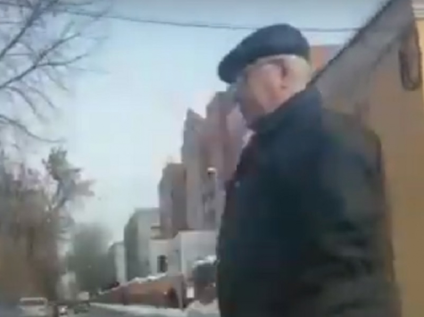 По воронежской дороге модный пенсионер ехал в магазин на моноцикле