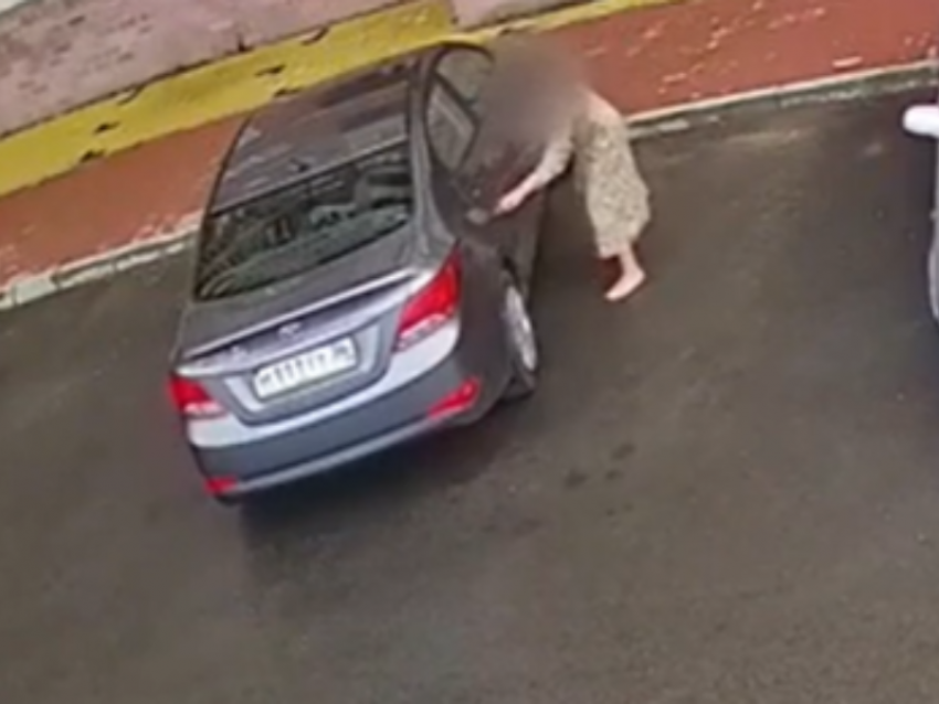 Босоногая женщина с животным принтом исцарапала авто в воронежском ЖК