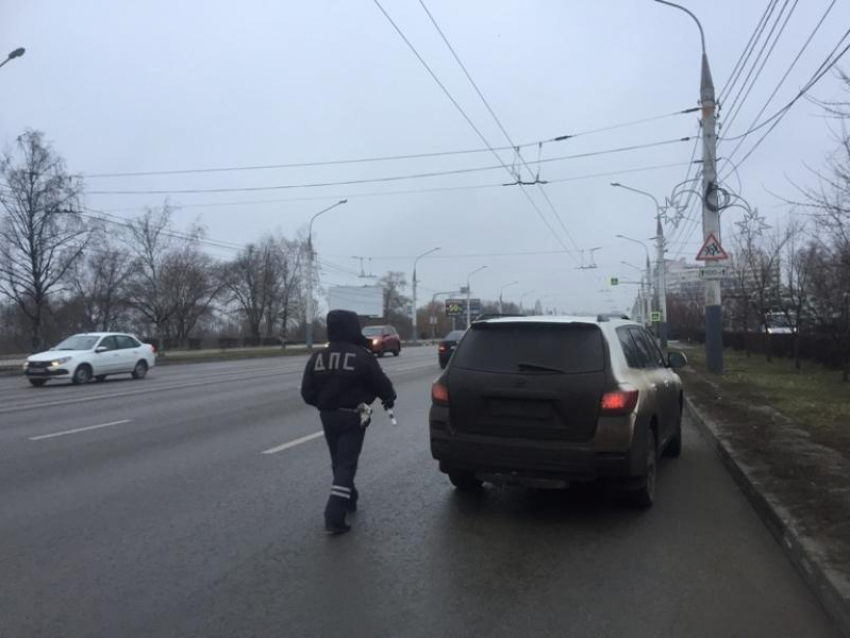Иностранных лихачей поймали во время рейда ДПС в Воронеже
