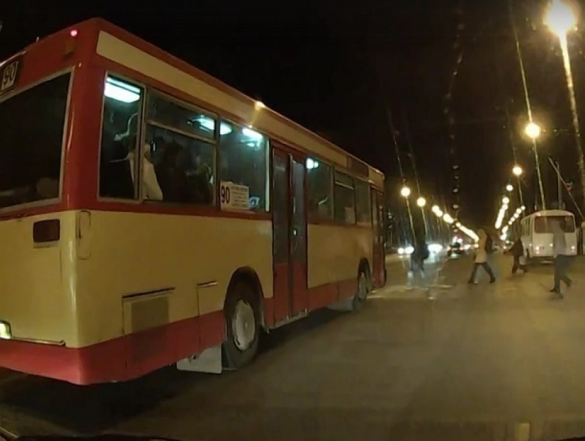 На видео попала попытка водителя автобуса №90 раздавить толпу пешеходов в Воронеже 