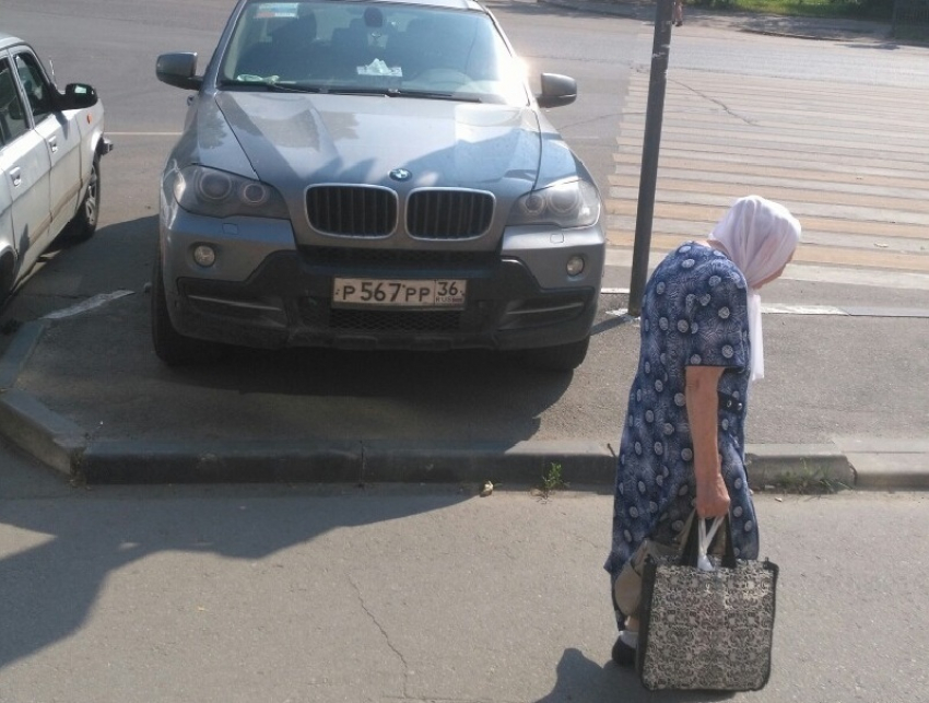 Воронежец на BMW показал мастер-класс по парковке
