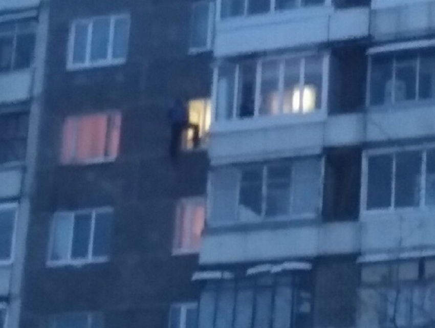 Любовника, заходящего в окно 7 этажа без страховки, сняли в Воронеже