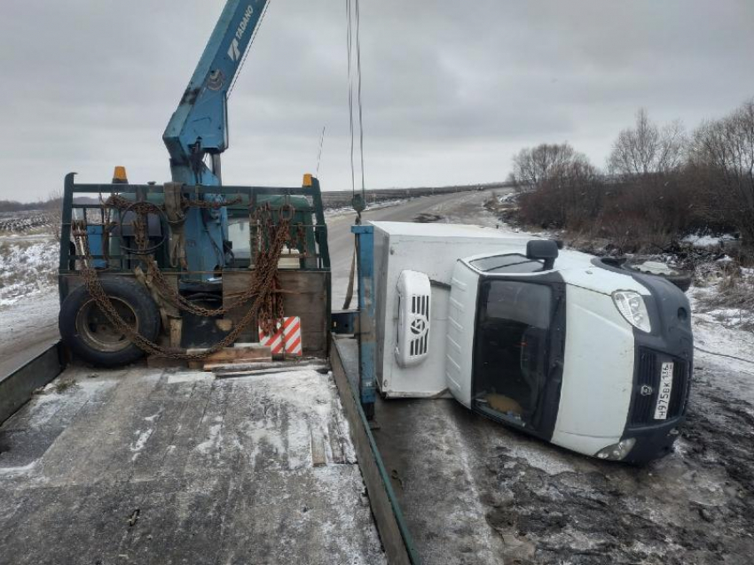 Острогожск воронеж автобус на сегодня. ДТП В Гремячьем Воронежская область. Перевернулась машина в Воронеже. Эвакуатор перевернулся.