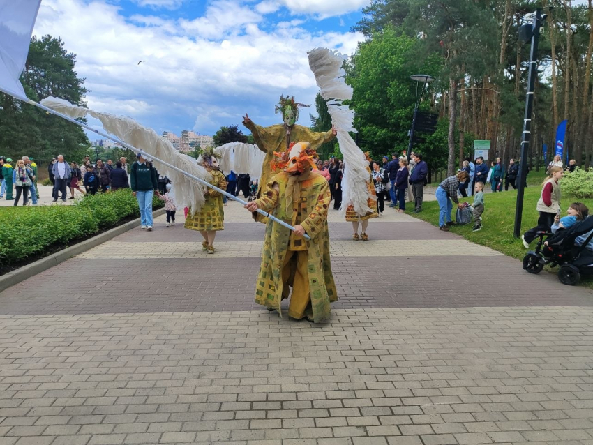 Парад уличных театров в «Алых парусах» открыл Платоновфест-2026 в Воронеже