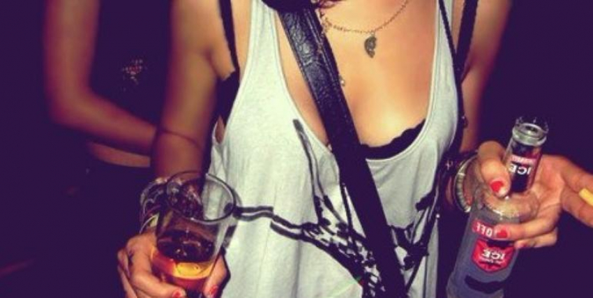 Разъяренная девушка едва не зарезала своего приятеля за замечание о тусовке в развлекательном заведении Воронежа 