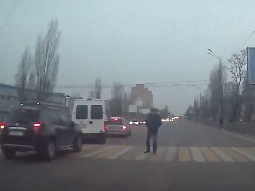 Мастерский уворот от пешехода-терминатора показали на видео в Воронеже