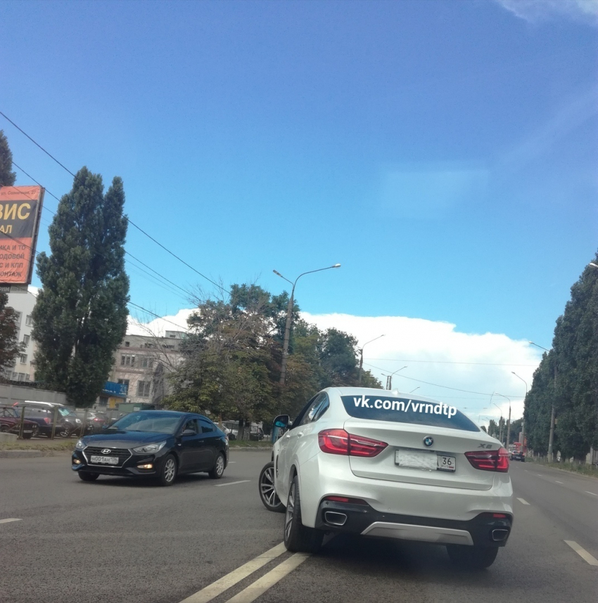 BMW X6 с завешенным номером устроил беспредел на дороге в Воронеже 