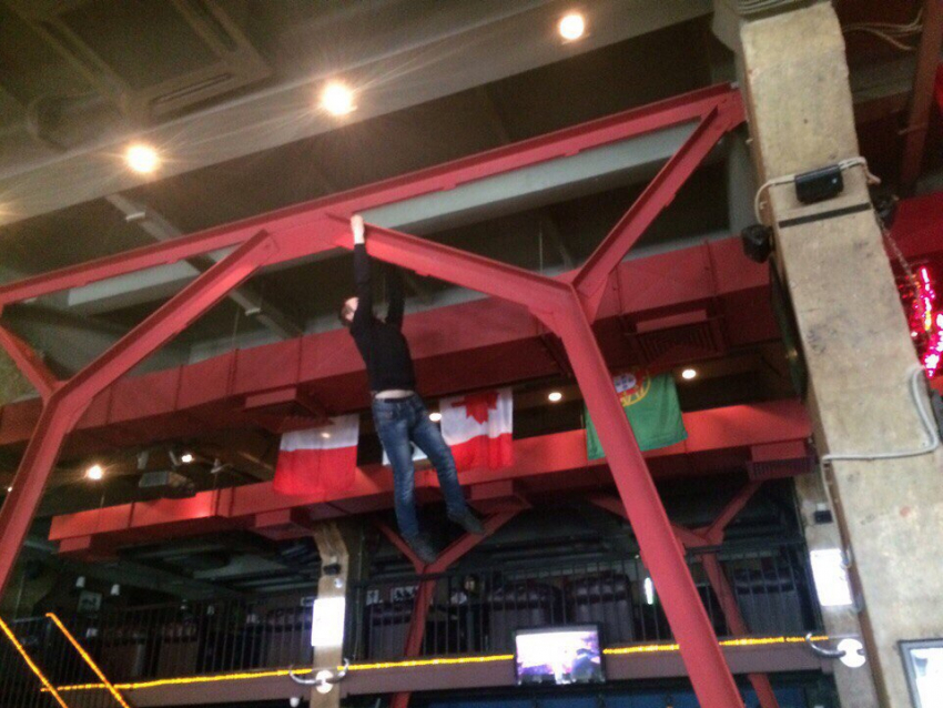 Воронежцев рассмешил «Человек-паук» в одном из местных баров