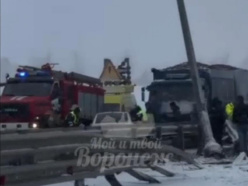 Серьезное ДТП с фурой перекрыло федеральную трассу в Воронежской области