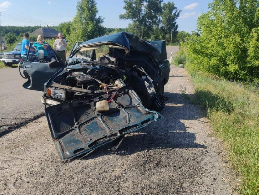  Опубликованы снимки с места ДТП с двумя погибшими в Воронежской области 