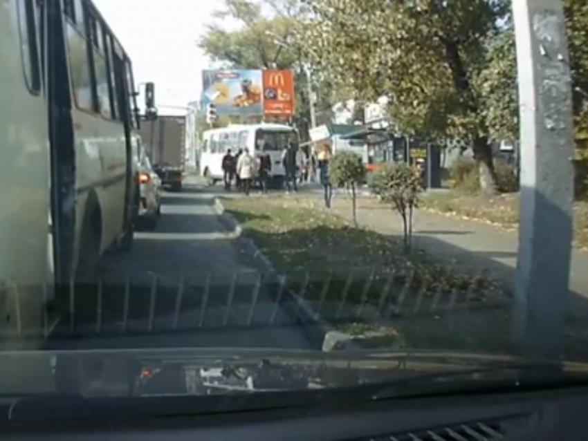 Дорожная война воронежской маршрутки и пешехода попала на видео
