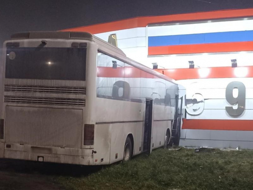 Последствия ДТП с пятью пострадавшими пассажирами автобуса показали на фото 