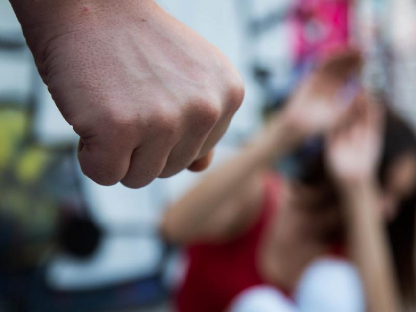 Получивший отказ воронежец напал на женщину у кафе 