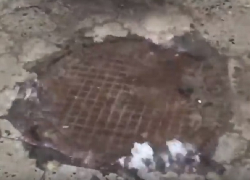 Фекальный гейзер на Московском проспекте в Воронеже попал на видео