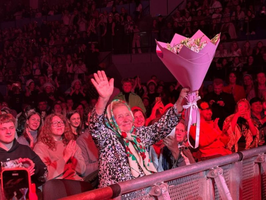 Трогательное поздравление ребенка войны произошло на концерте Кадышевых в Воронеже