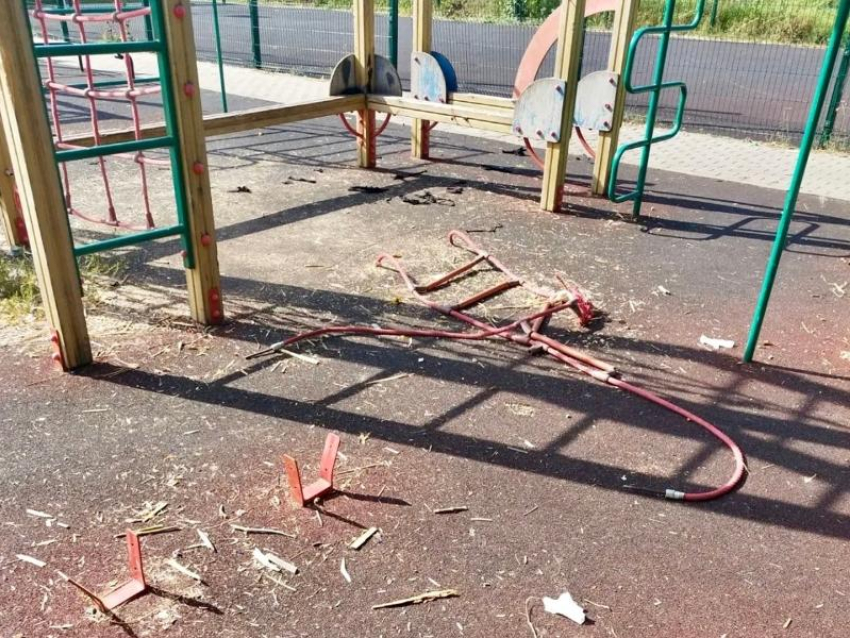 Вандалы разгромили детскую площадку в поселке под Воронежем