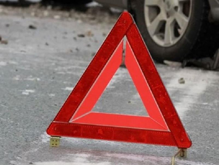 При столкновении двух легковушек в воронежском селе пострадала пассажирка