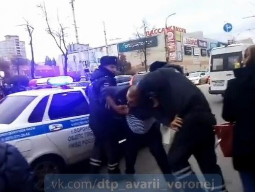 Задержание полицейскими водителя воронежской маршрутки после погони попало на видео
