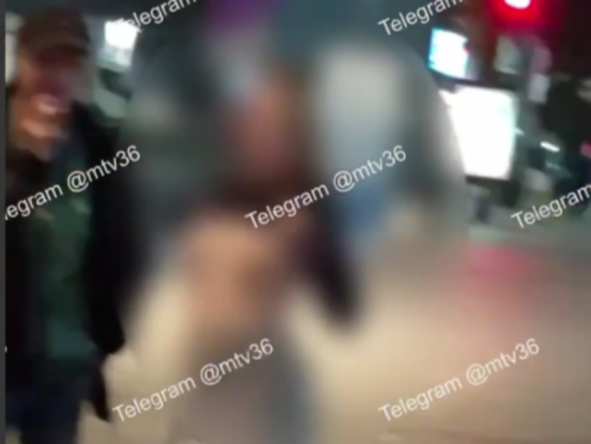 Рыженькая воронежанка показывала грудь прохожим – опубликовано видео