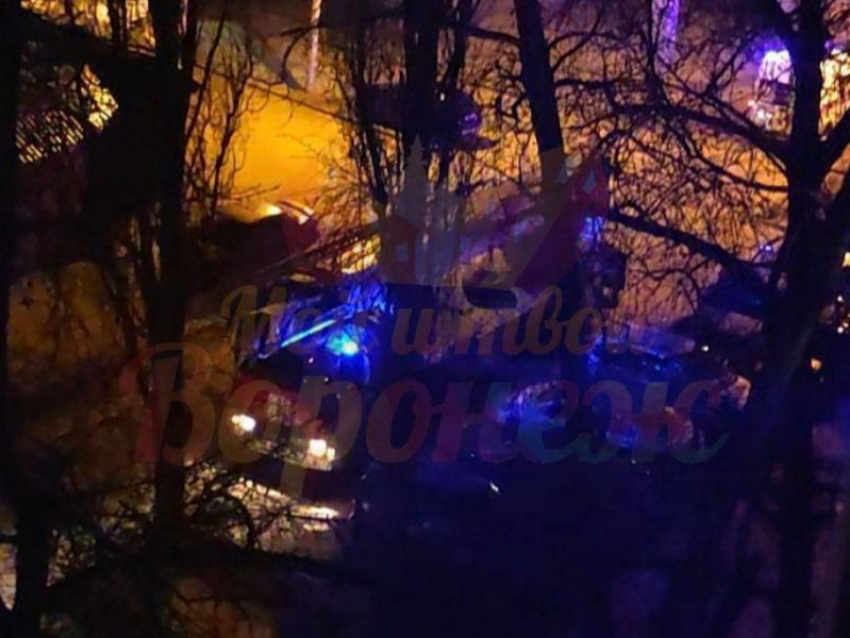Многоэтажный дом загорелся ночью в Воронеже – эвакуировали 8 человек