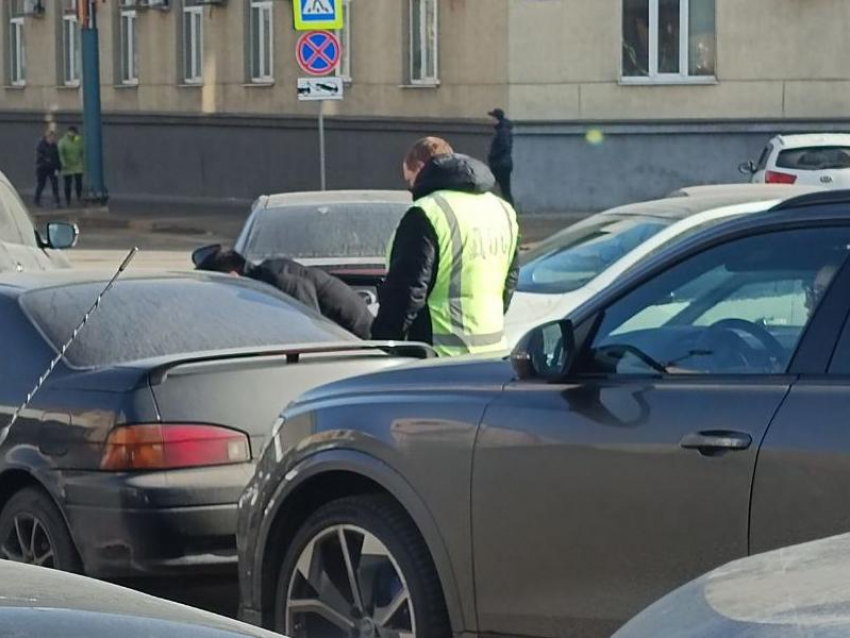 Угрожал поцарапать машину: инспектор-самозванец вымогает деньги в центре Воронежа