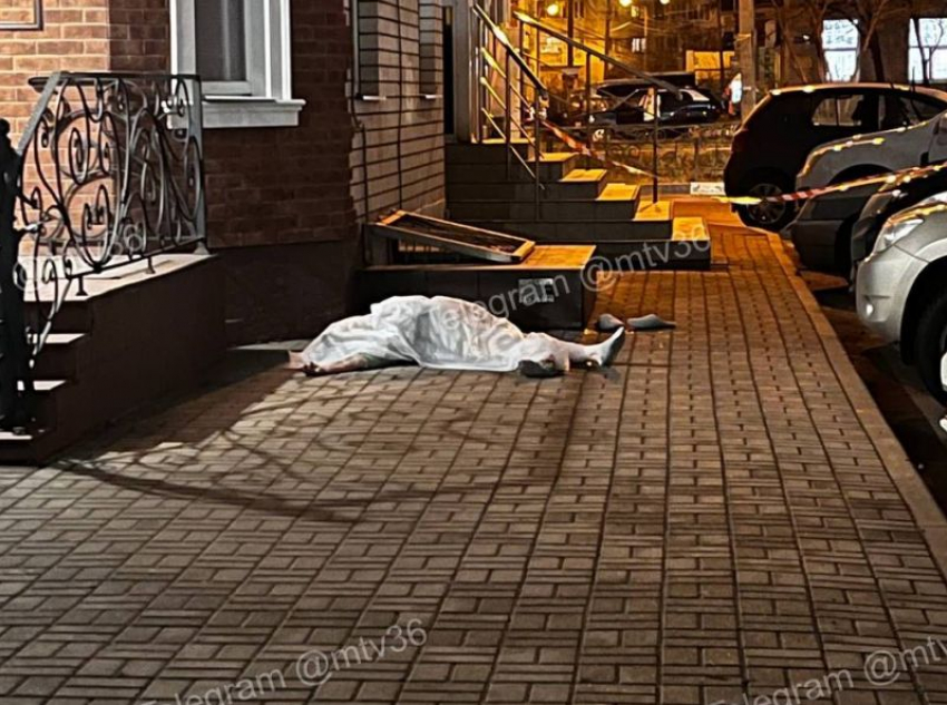 Тело выпавшей из окна пенсионерки обнаружили около высотки в Воронеже