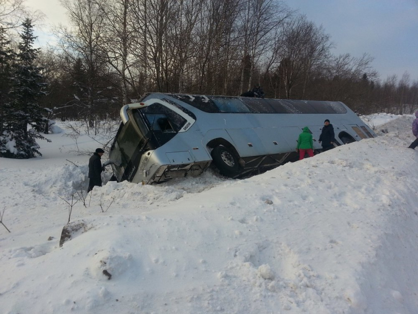 Пассажирский автобус вылетел в кювет и перевернулся в Воронежской области