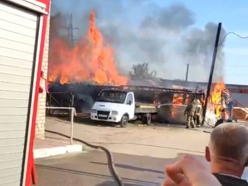 Мощный пожар записали на видео у Юго-Западного рынка Воронежа